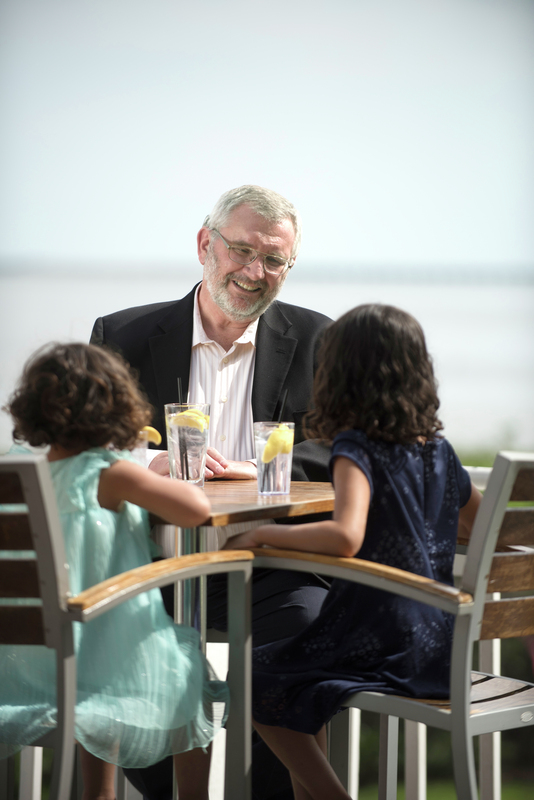 Ein Träger eines Knochenleitungsimplantats unterhält sich mit seinen Enkelkindern