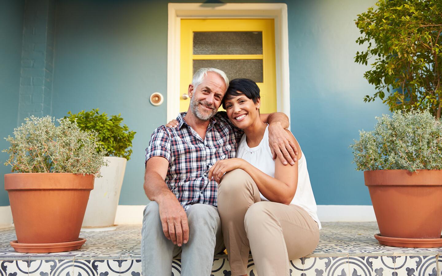BahaImplants_CoupleSittingAtHouse-Baha_es.png