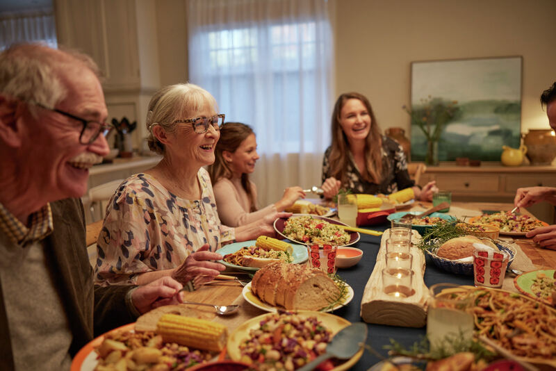 Familie, der spiser middag sammen