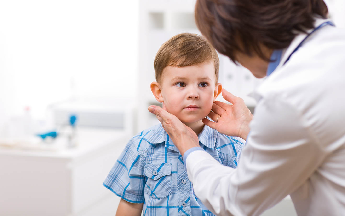 Bambino sottoposto a un controllo dell’orecchio da parte di un audiologo