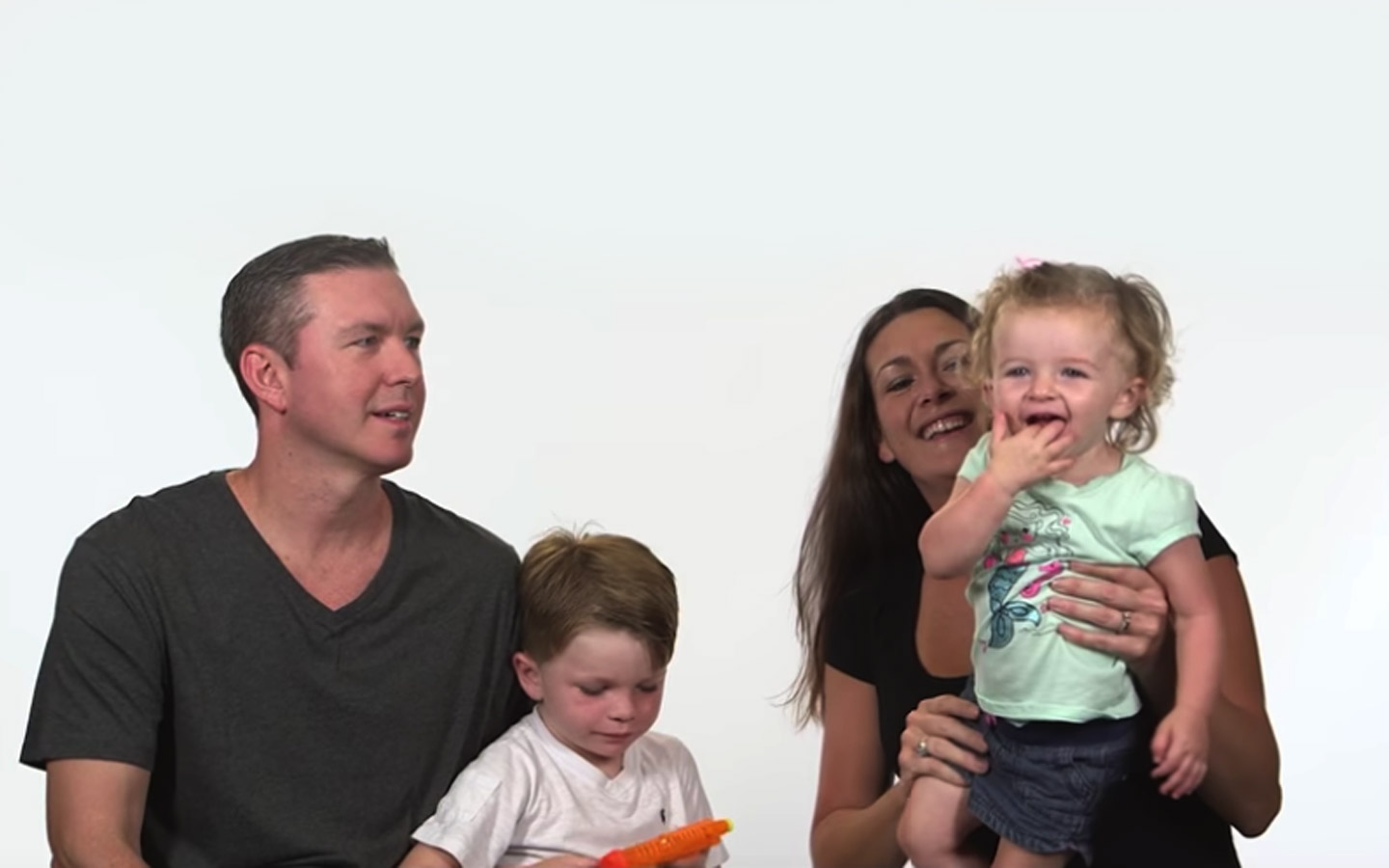 A Cochlear implantátumot viselő Nora a családjával
