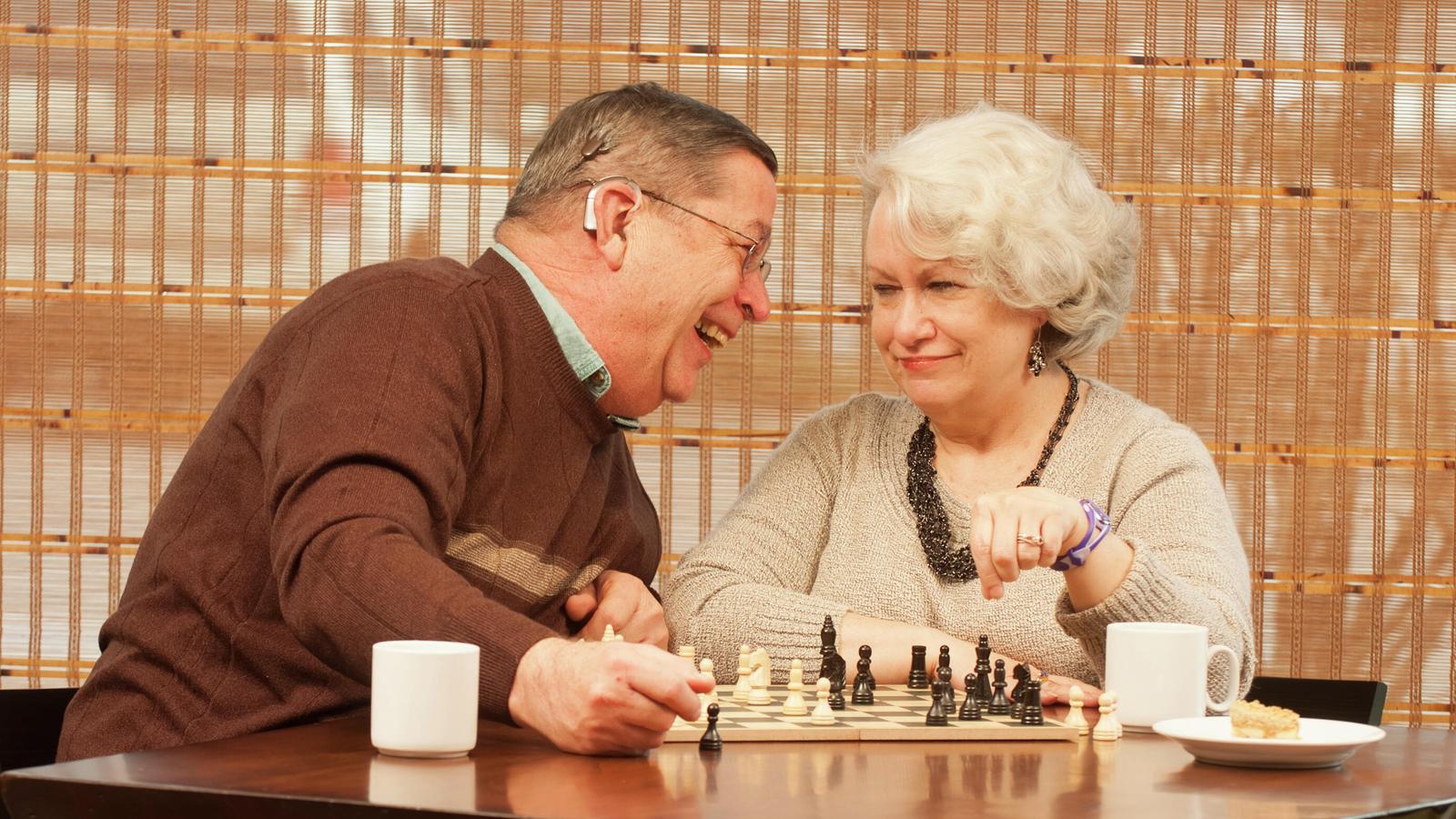 Bill, paciente de un implante, y su esposa Pam disfrutan de una partida de ajedrez