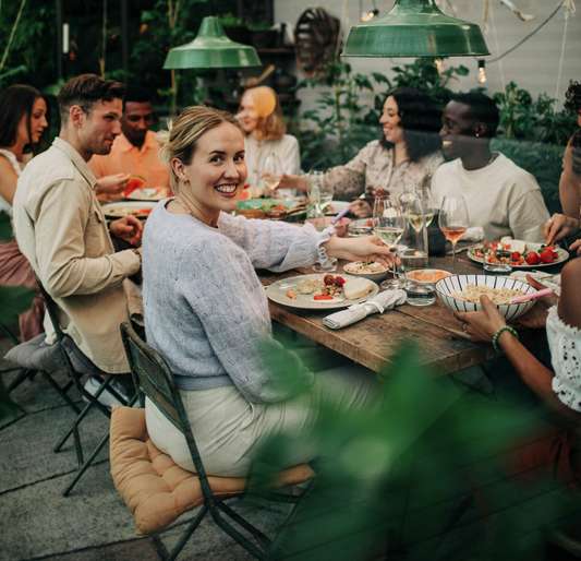 Un groupe d’amis profite d’un repas.