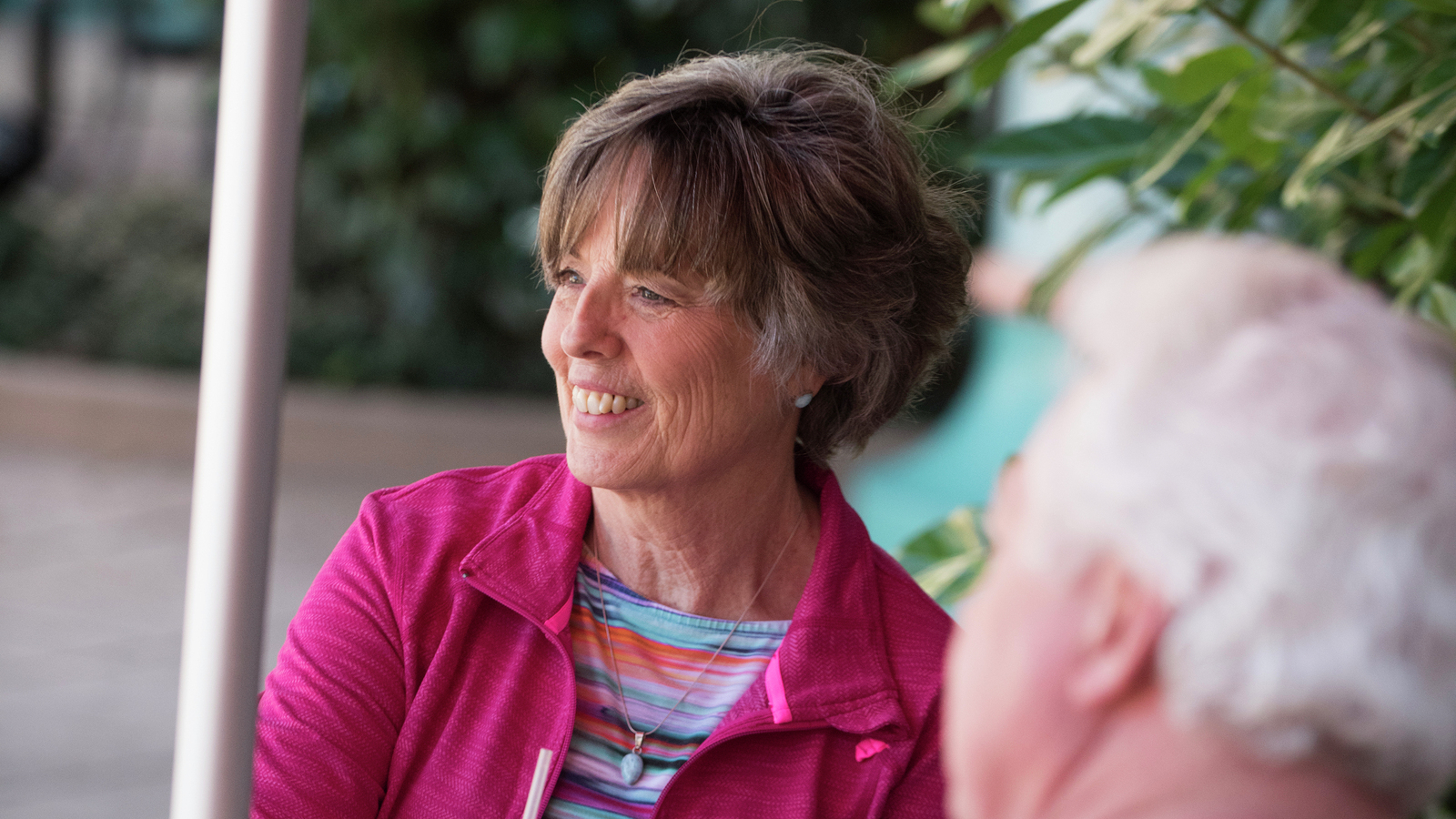 外のテーブルに座ってジュースを飲むカップル