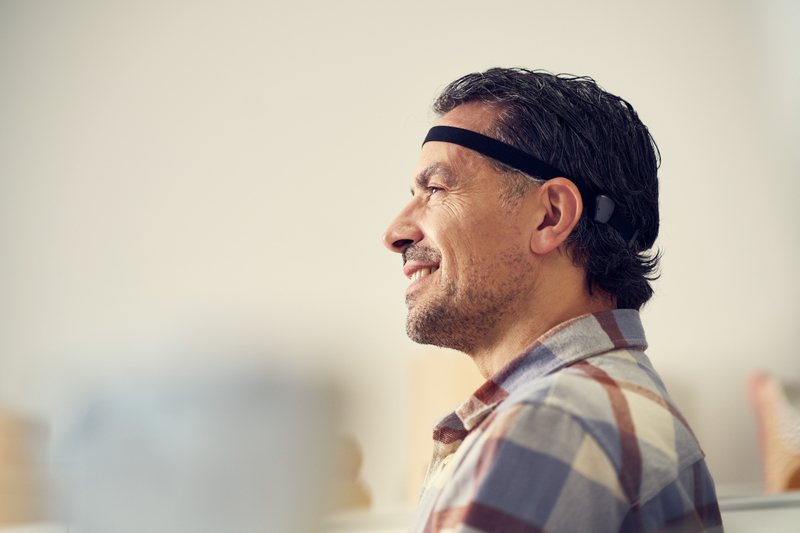 Un homme aux cheveux sombres portant un Baha