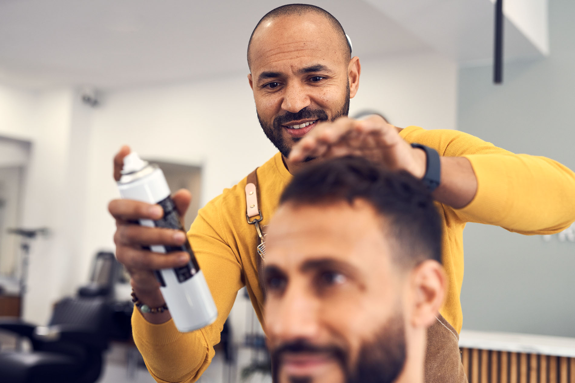 Un homme chez le coiffeur