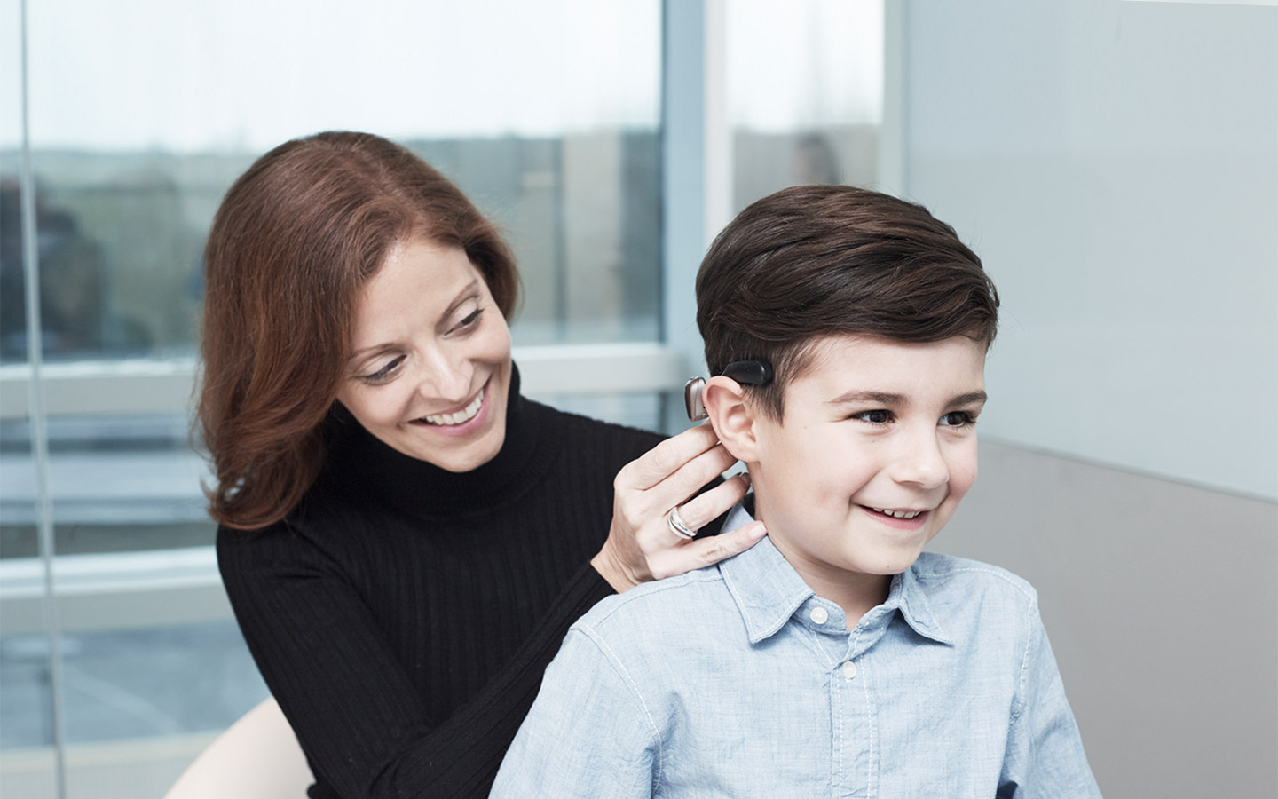 Un enfant essayant le processeur de son Baha