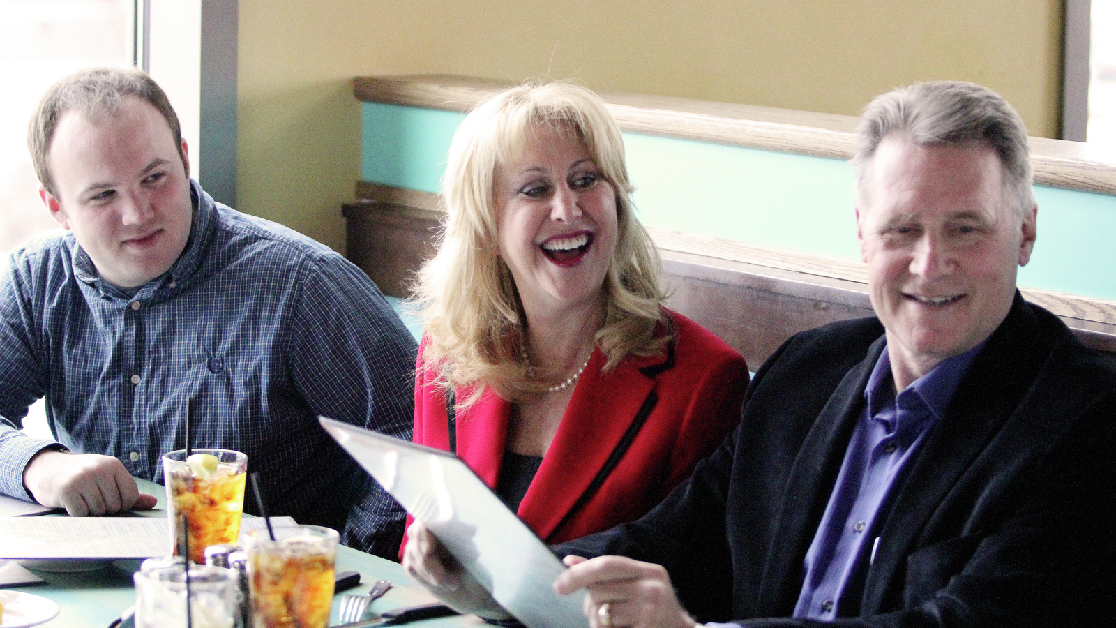 Príjemca systému Hybrid Hearing obeduje v kruhu rodiny