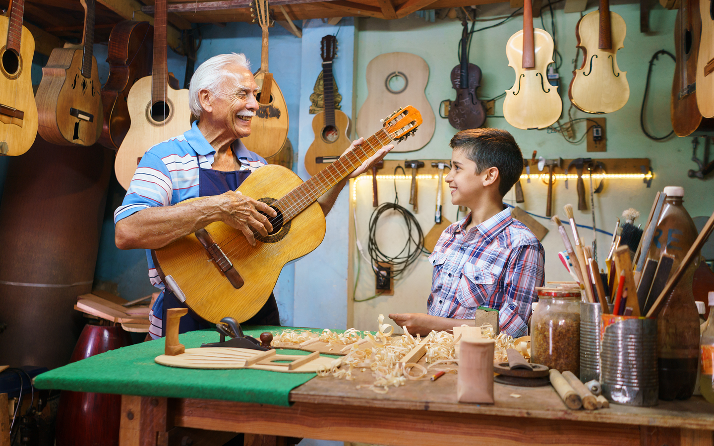 HowCochlearSolutionsWork-Grandpa-Grandson-Guitars-CI_es.png