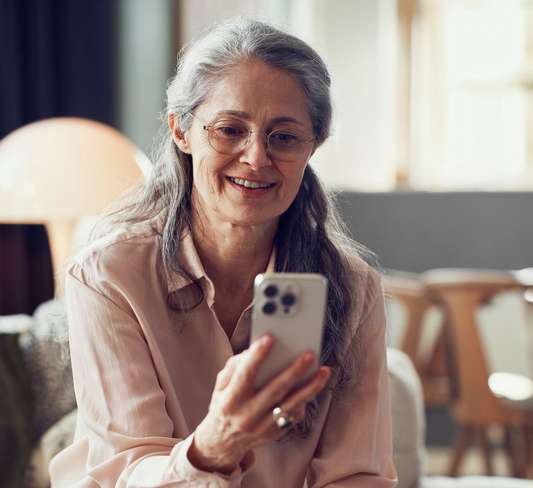 Femme portant un processeur Baha 7 et diffusant du son depuis son téléphone vers le processeur.