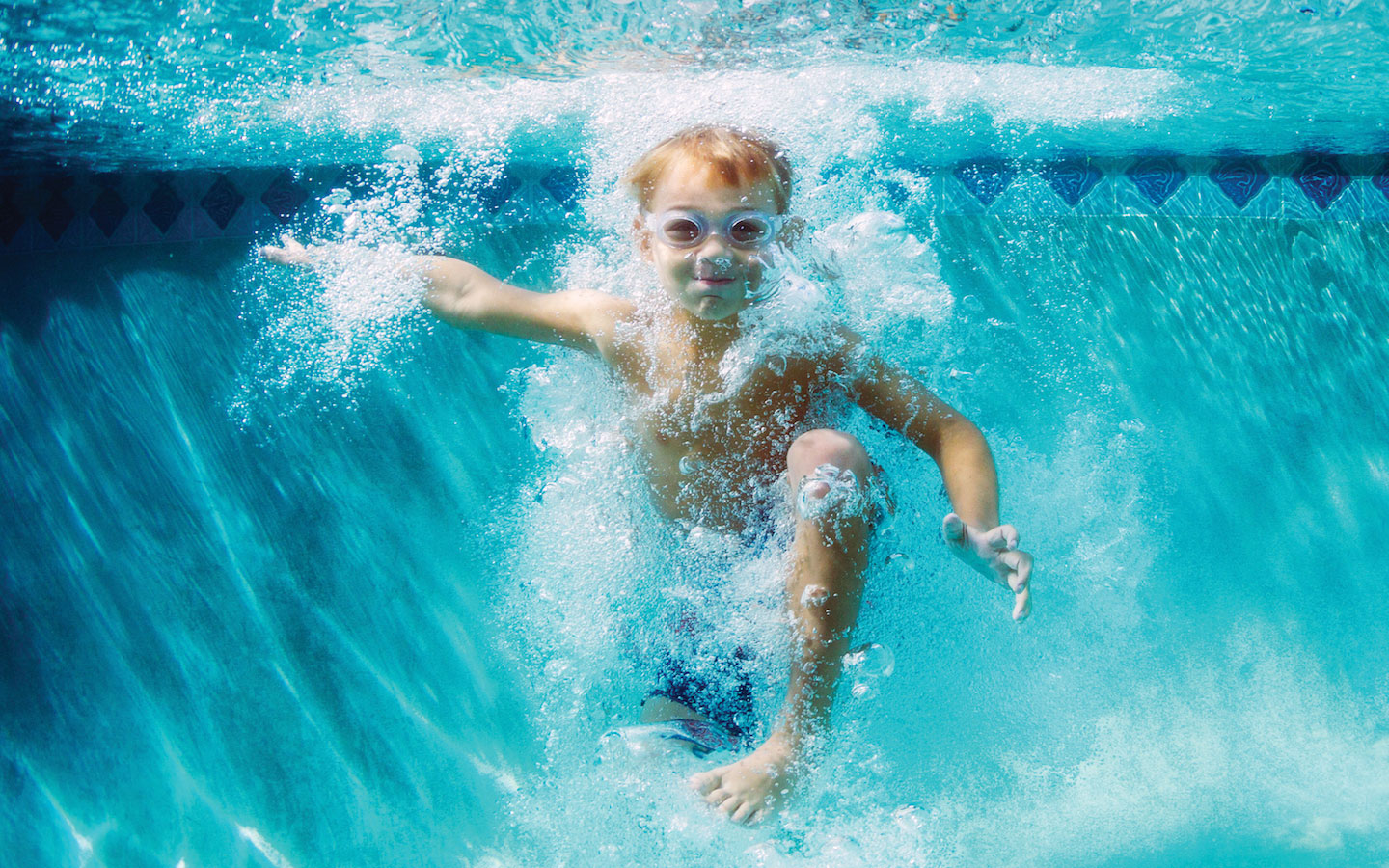 Ein Kind taucht unter Wasser