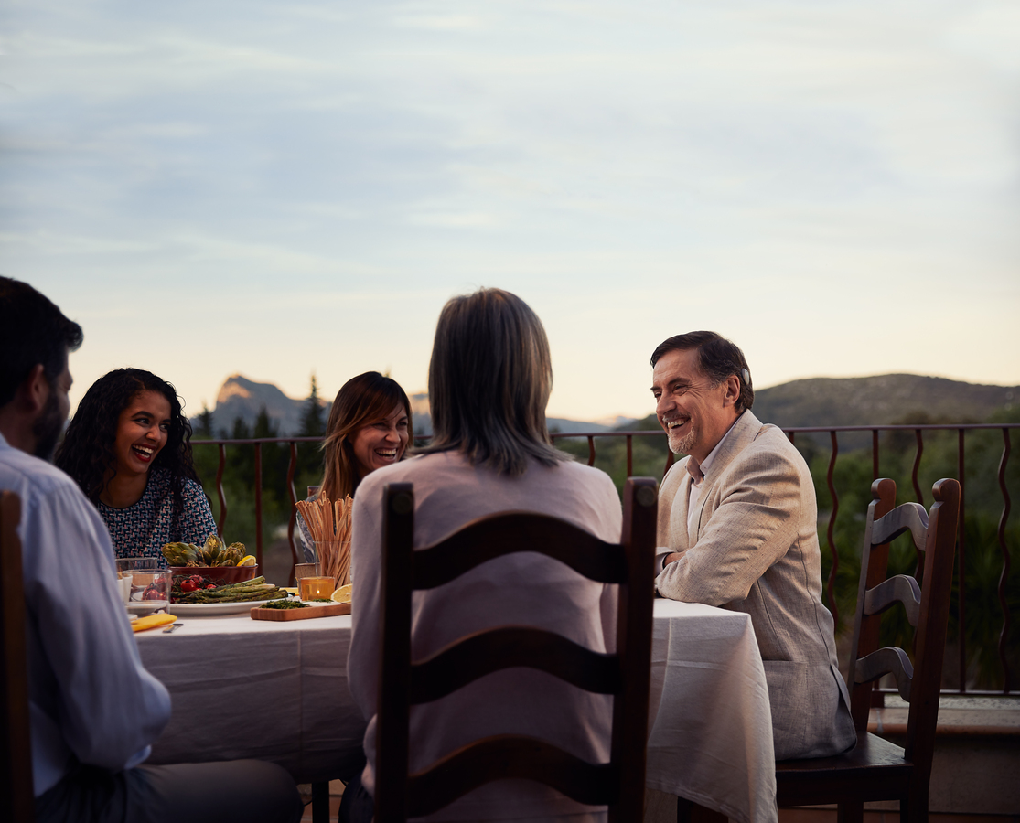 Familie beim gemeinsamen Abendessen