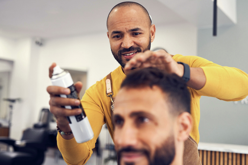 Un homme chez le coiffeur