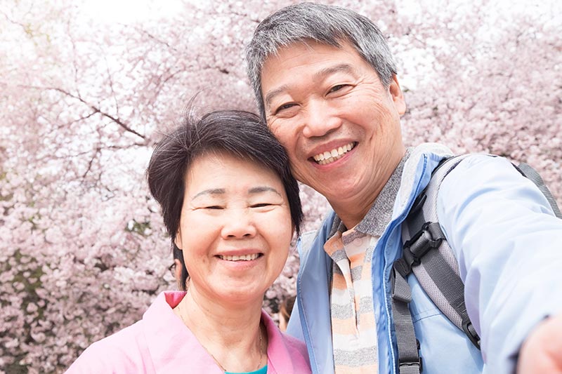 自撮りをする老夫婦